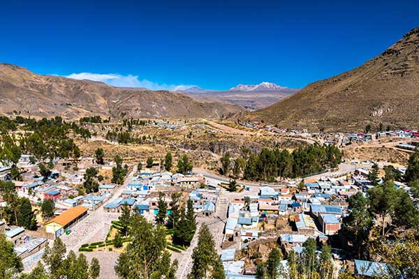  View the Chivay pueblo in the private route of Colca Canyon 