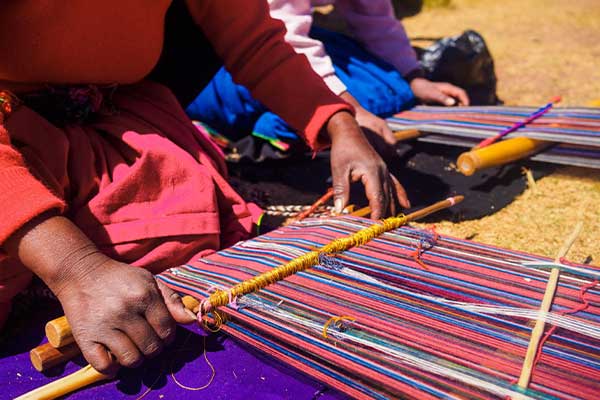  Women from Faquile weavers in the local activities 